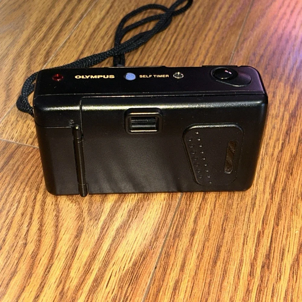Olympus Infinity Jr. Point & Shoot 35mm Film Camera WORKS Not Film Tested